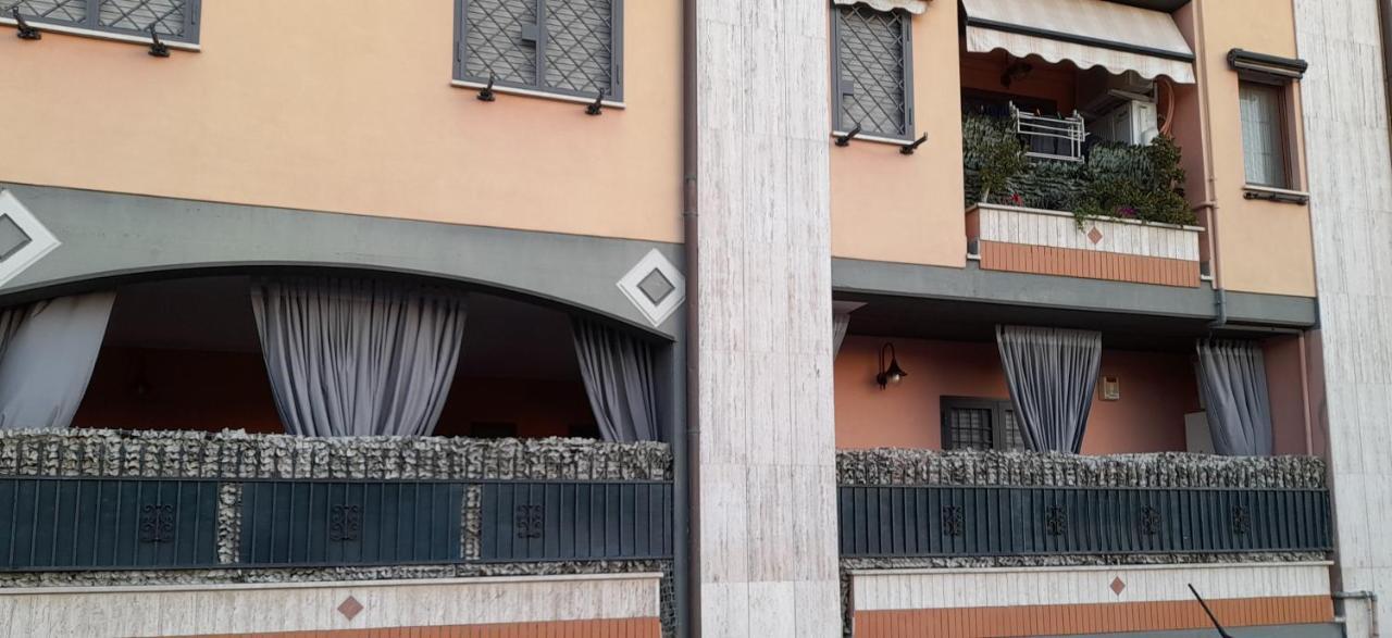 Casa Con Veranda In Centro - Comodo Parcheggio E Garage Incluso Latina Exterior photo